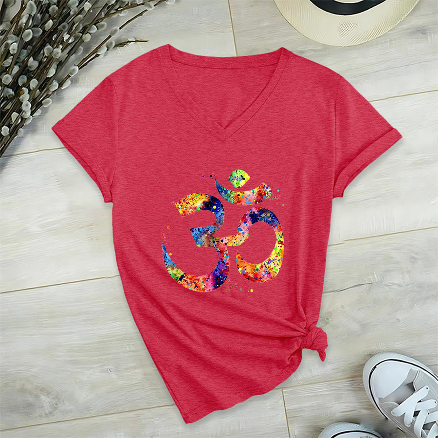T-shirt à col en V Olivenorma avec motif aquarelle Om et éclaboussures de peinture - image 29