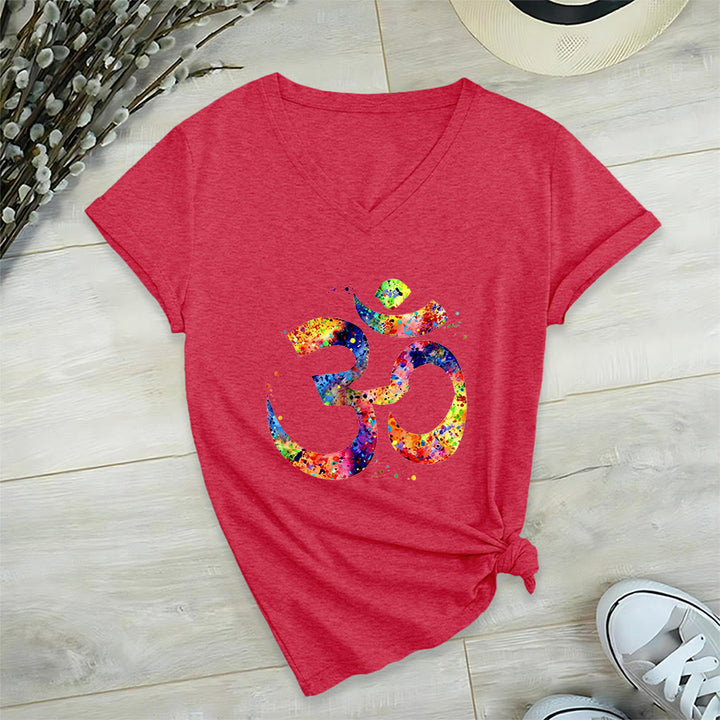 T-shirt à col en V Olivenorma avec motif aquarelle Om et éclaboussures de peinture - image 29