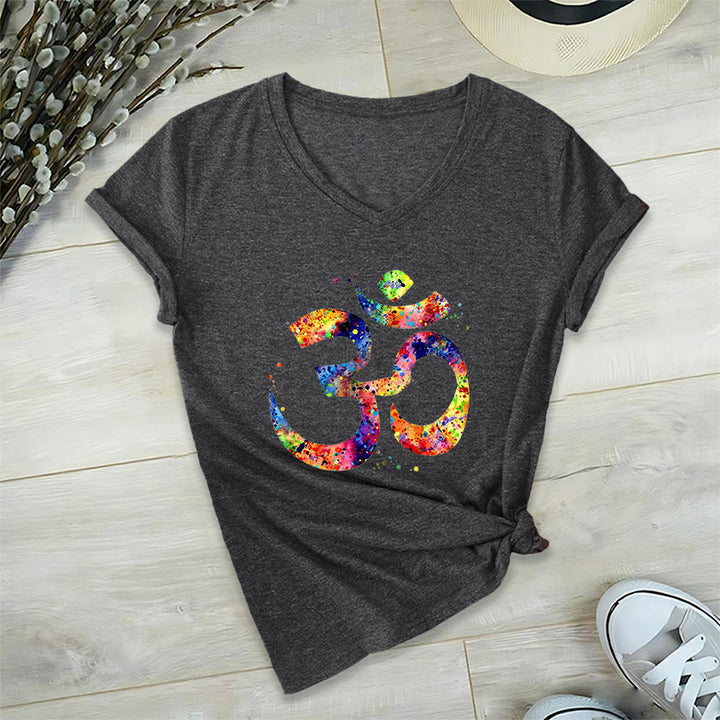 T-shirt à col en V Olivenorma avec motif aquarelle Om et éclaboussures de peinture - image 17