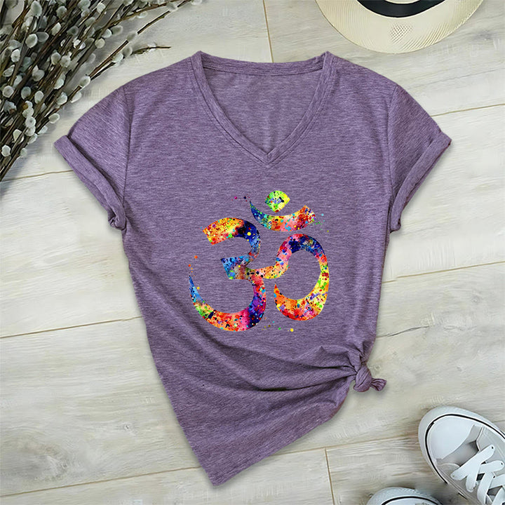 T-shirt à col en V Olivenorma avec motif aquarelle Om et éclaboussures de peinture - image 38