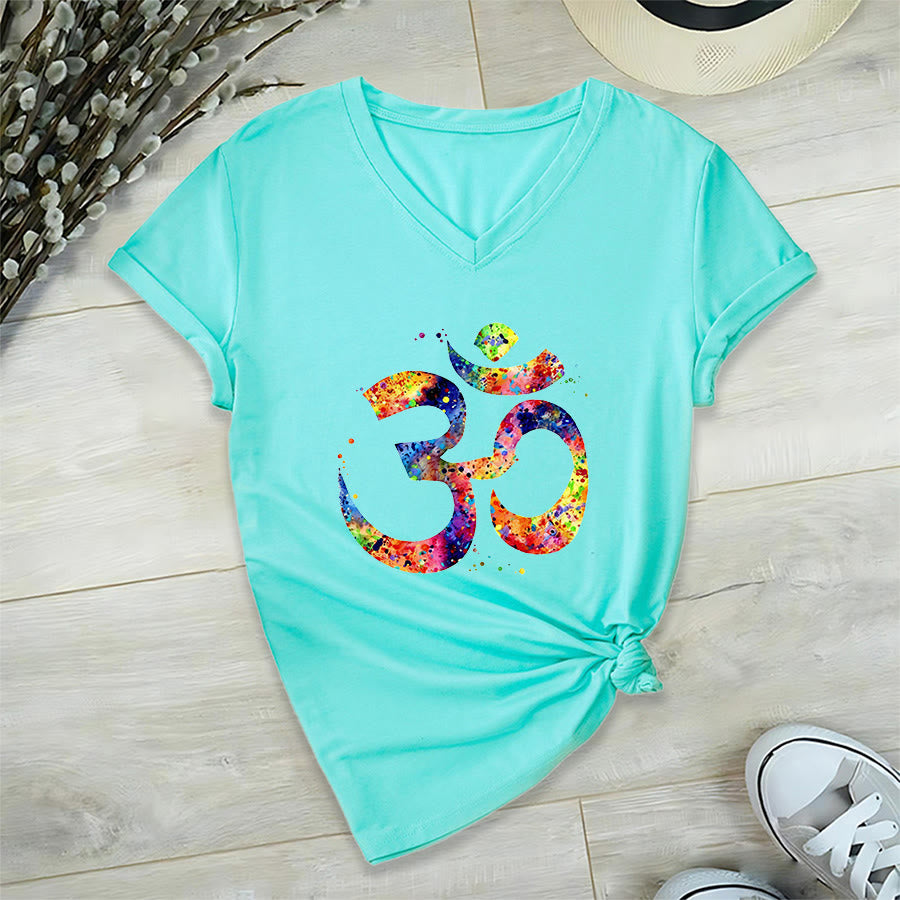 T-shirt à col en V Olivenorma avec motif aquarelle Om et éclaboussures de peinture - image 11