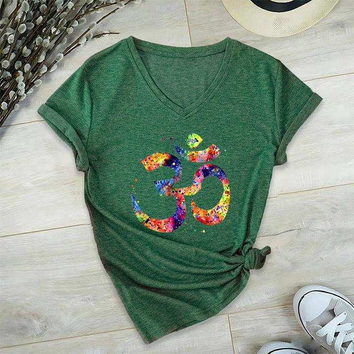 T-shirt à col en V Olivenorma avec motif aquarelle Om et éclaboussures de peinture - image 23