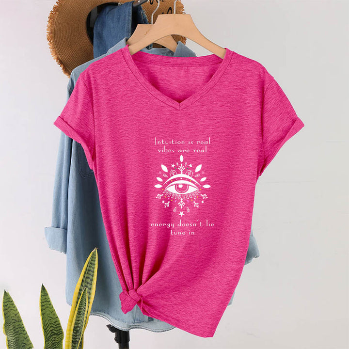 T-shirt Olivenorma décontracté à col en V avec imprimé de citation sur l'intuition et l'œil mystique - image 34