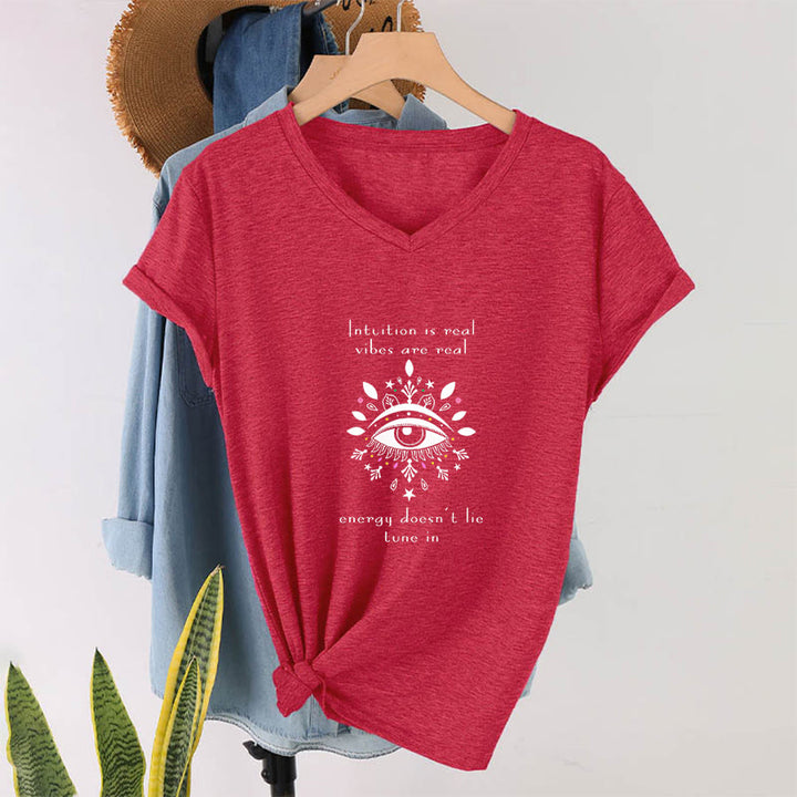 T-shirt Olivenorma décontracté à col en V avec imprimé de citation sur l'intuition et l'œil mystique - image 28