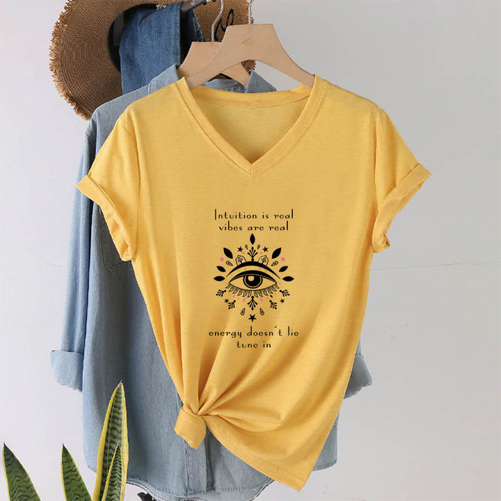 T-shirt Olivenorma décontracté à col en V avec imprimé de citation sur l'intuition et l'œil mystique - image 31