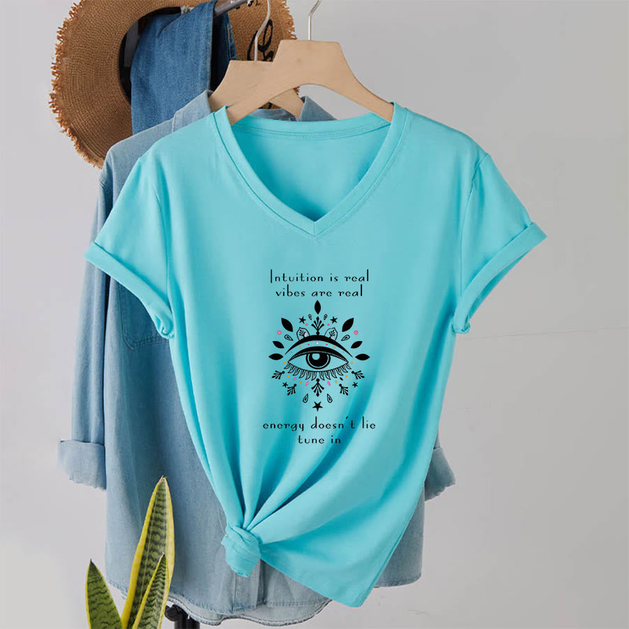 T-shirt Olivenorma décontracté à col en V avec imprimé de citation sur l'intuition et l'œil mystique - image 10