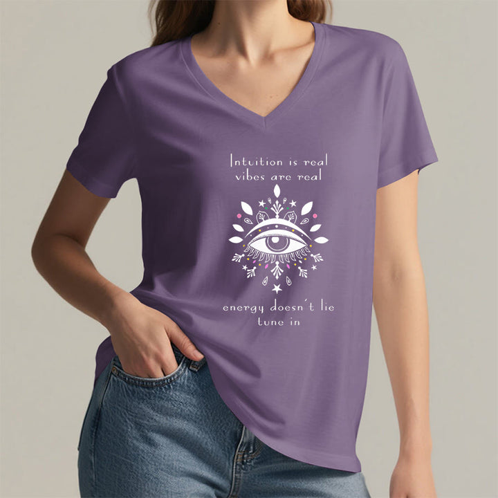T-shirt Olivenorma décontracté à col en V avec imprimé de citation sur l'intuition et l'œil mystique - image 38