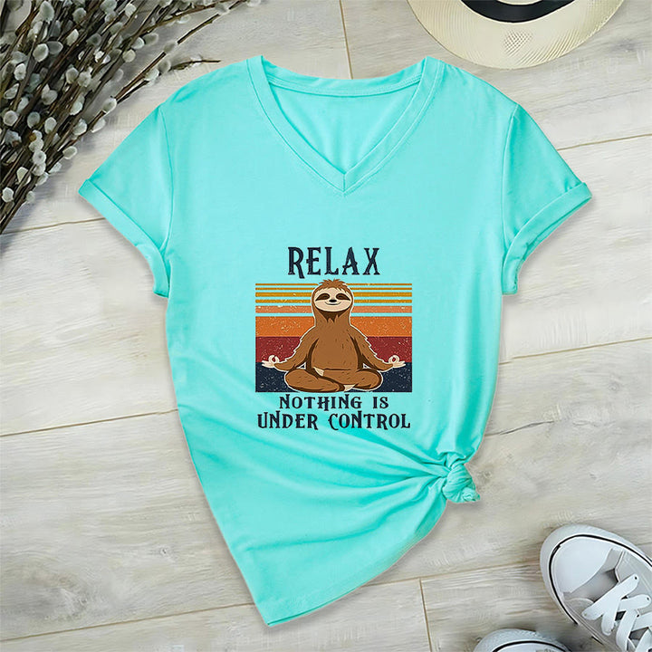 T-shirt à col en V imprimé Olivenorma Paresseux en méditation « Détendez-vous, rien n'est sous contrôle » - Lac Bleu - 2XL - image 9