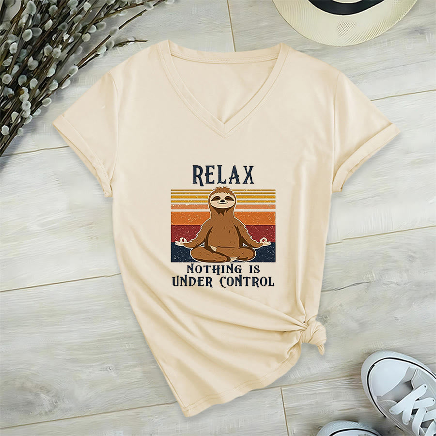 T-shirt à col en V imprimé Olivenorma Paresseux en méditation « Détendez-vous, rien n'est sous contrôle » - Kaki - 2XL - image 3