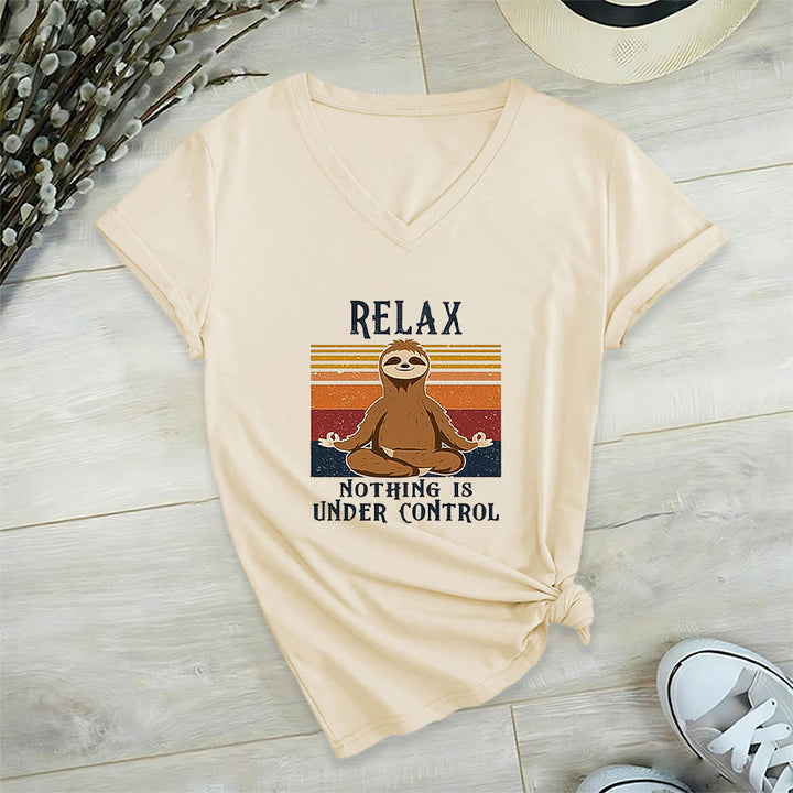 T-shirt à col en V imprimé Olivenorma Paresseux en méditation « Détendez-vous, rien n'est sous contrôle » - Kaki - 2XL - image 3
