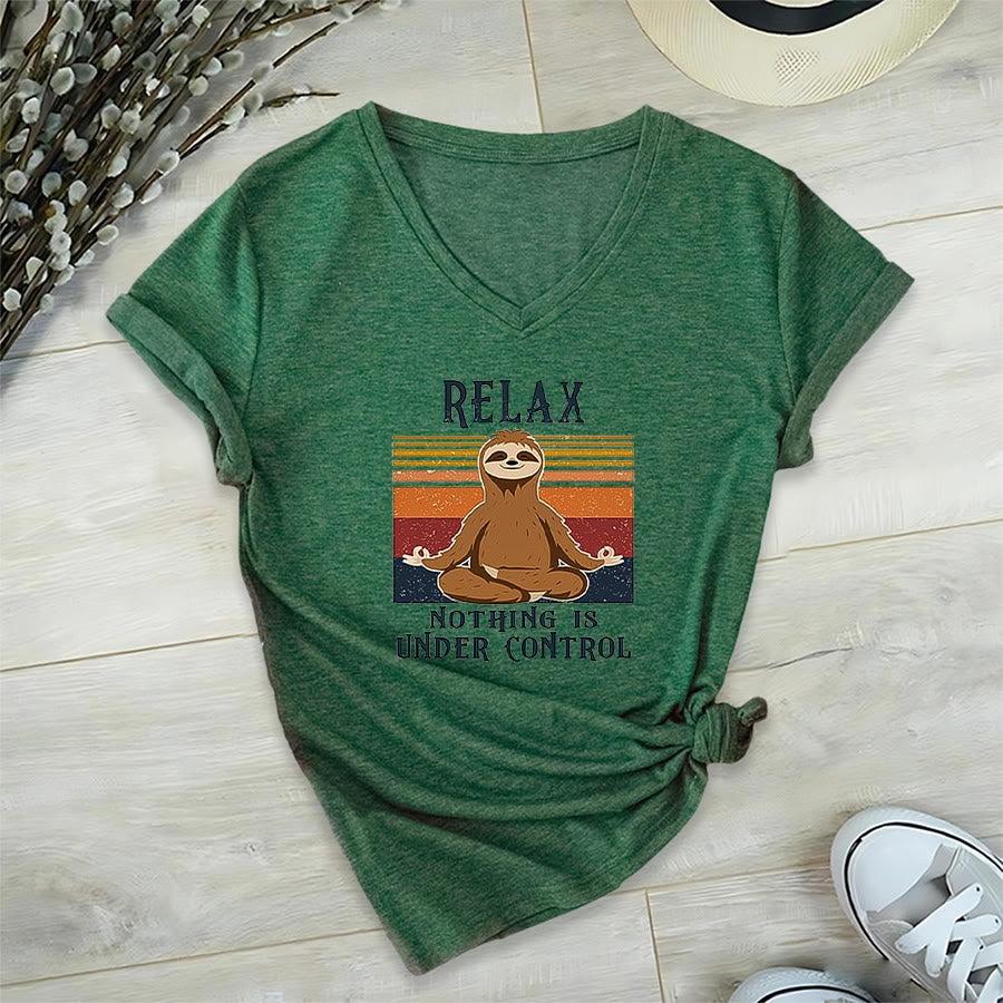 T-shirt à col en V imprimé Olivenorma Paresseux en méditation « Détendez-vous, rien n'est sous contrôle » - Vert foncé - 2XL - image 24