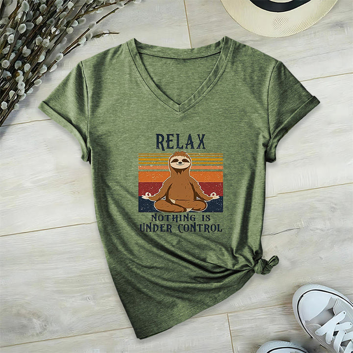 T-shirt à col en V imprimé Olivenorma Paresseux en méditation « Détendez-vous, rien n'est sous contrôle » - Vert olive - 2XL - image 0