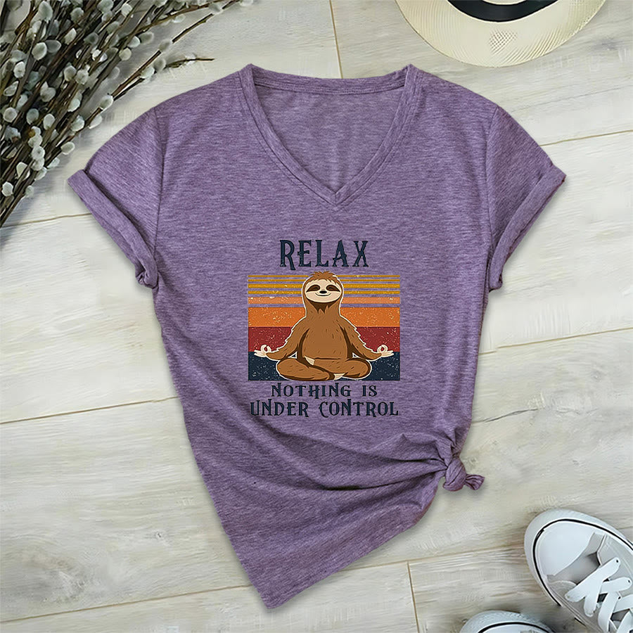 T-shirt à col en V imprimé Olivenorma Paresseux en méditation « Détendez-vous, rien n'est sous contrôle » - Violet - 2XL - image 36