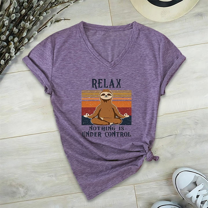 T-shirt à col en V imprimé Olivenorma Paresseux en méditation « Détendez-vous, rien n'est sous contrôle » - Violet - 2XL - image 36