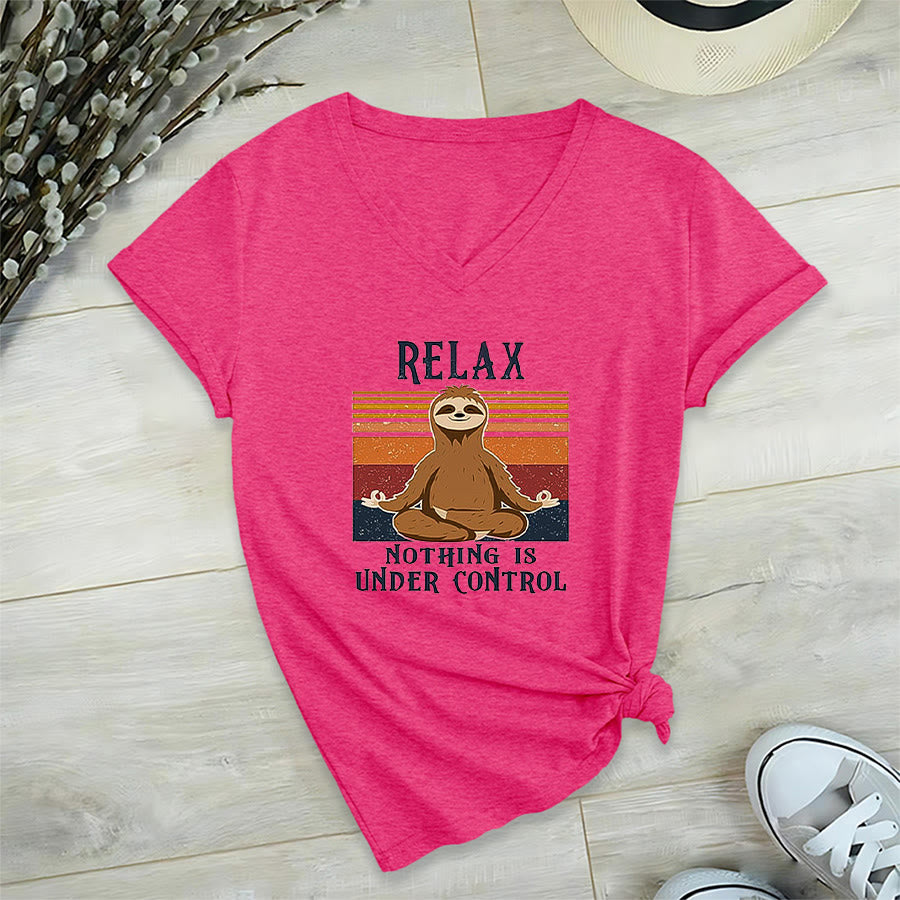 T-shirt à col en V imprimé Olivenorma Paresseux en méditation « Détendez-vous, rien n'est sous contrôle » - Rose rouge - 2XL - image 33