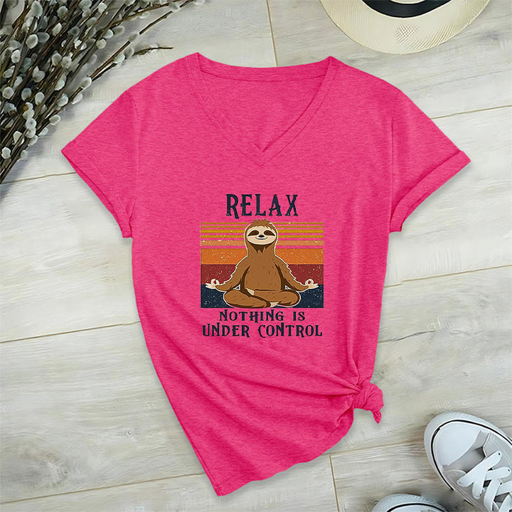 T-shirt à col en V imprimé Olivenorma Paresseux en méditation « Détendez-vous, rien n'est sous contrôle » - Rose rouge - 2XL - image 33