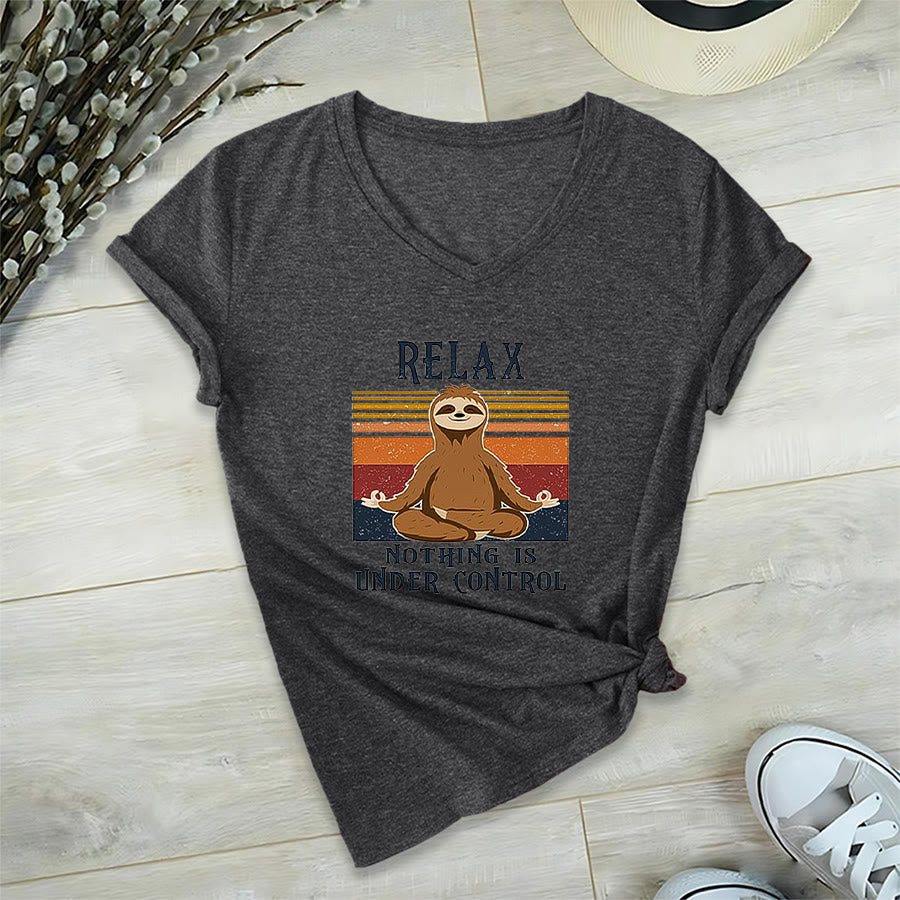 T-shirt à col en V imprimé Olivenorma Paresseux en méditation « Détendez-vous, rien n'est sous contrôle » - Gris - 2XL - image 15