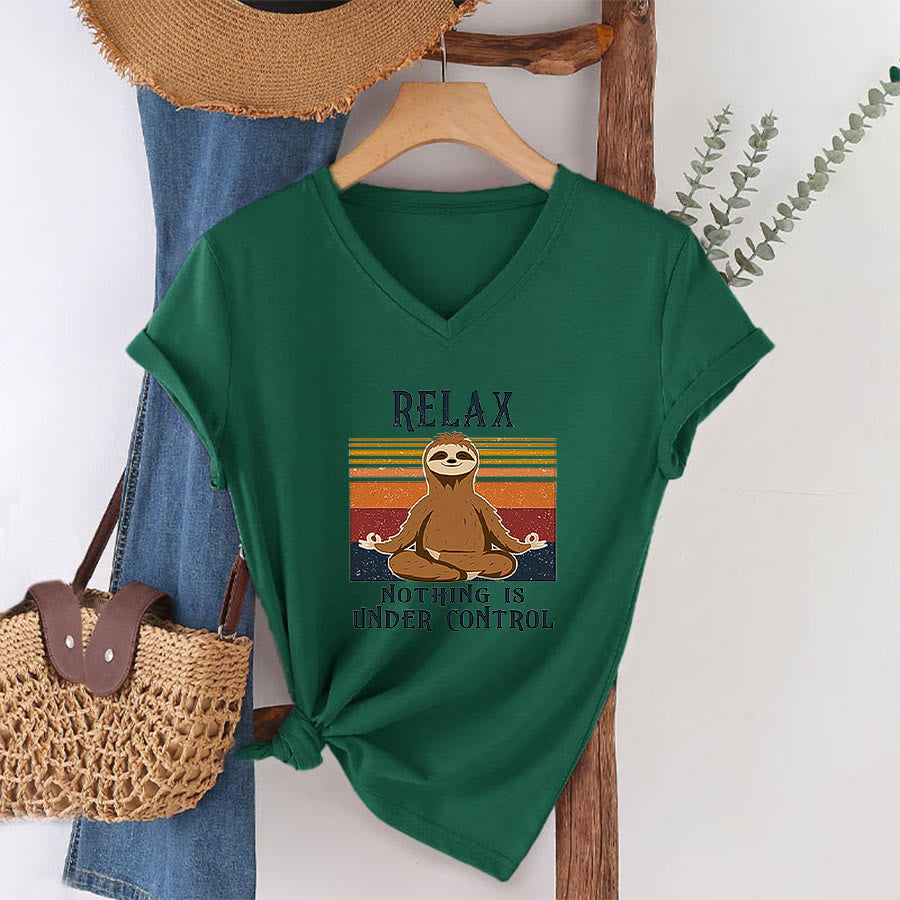 T-shirt à col en V imprimé Olivenorma Paresseux en méditation « Détendez-vous, rien n'est sous contrôle » - image 25