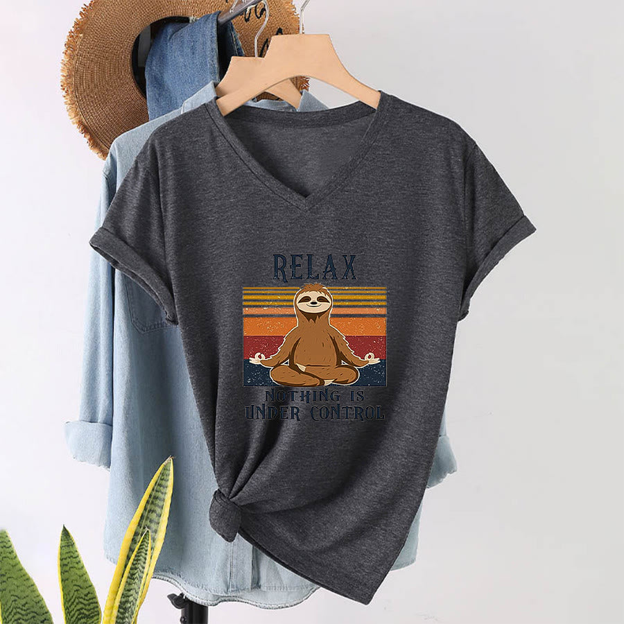 T-shirt à col en V imprimé Olivenorma Paresseux en méditation « Détendez-vous, rien n'est sous contrôle » - image 16