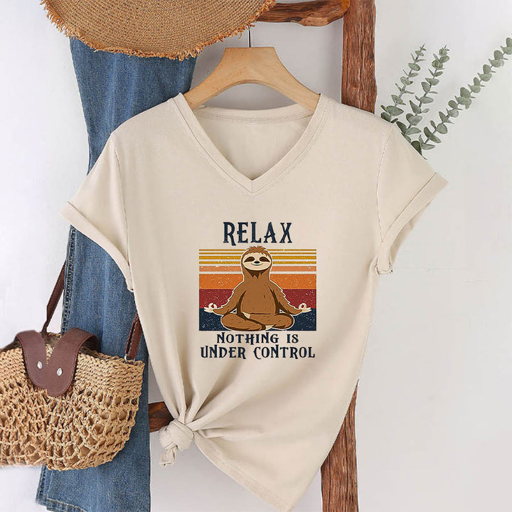 T-shirt à col en V imprimé Olivenorma Paresseux en méditation « Détendez-vous, rien n'est sous contrôle » - image 4