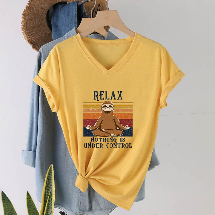 T-shirt à col en V imprimé Olivenorma Paresseux en méditation « Détendez-vous, rien n'est sous contrôle » - image 31
