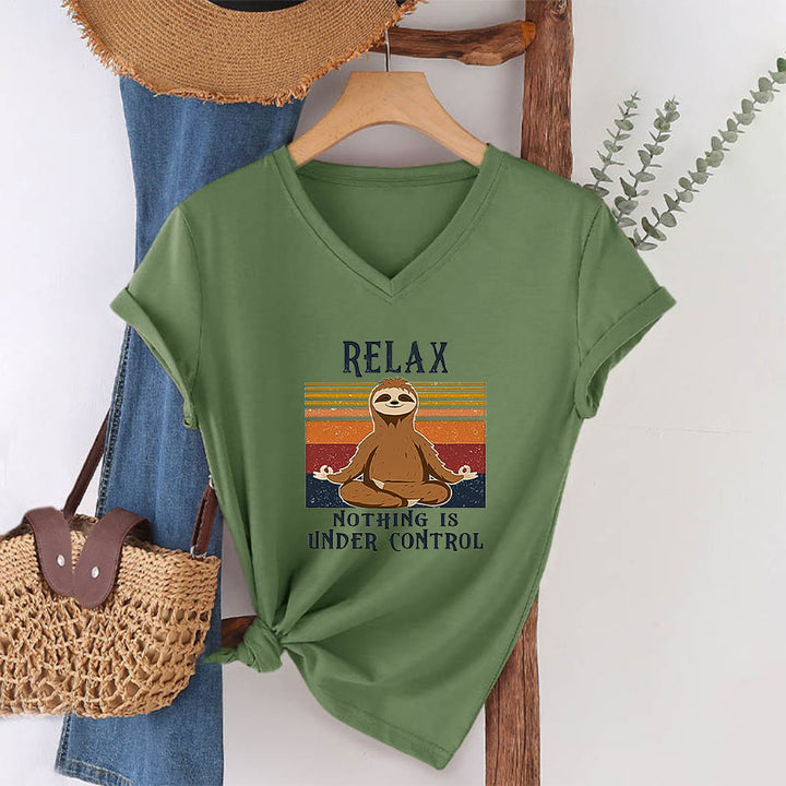 T-shirt à col en V imprimé Olivenorma Paresseux en méditation « Détendez-vous, rien n'est sous contrôle » - image 1