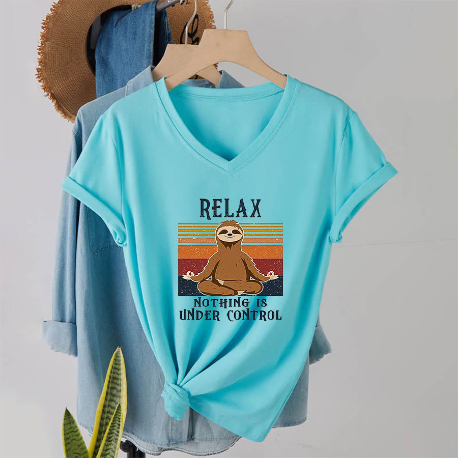 T-shirt à col en V imprimé Olivenorma Paresseux en méditation « Détendez-vous, rien n'est sous contrôle » - image 10