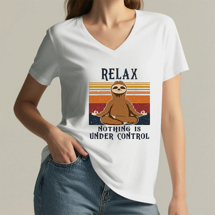 T-shirt à col en V imprimé Olivenorma Paresseux en méditation « Détendez-vous, rien n'est sous contrôle » - image 20