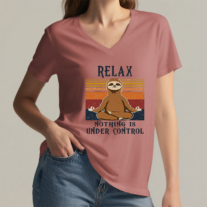 T-shirt à col en V imprimé Olivenorma Paresseux en méditation « Détendez-vous, rien n'est sous contrôle » - image 8
