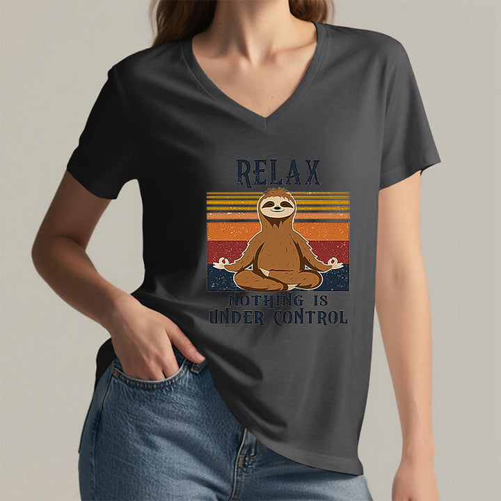 T-shirt à col en V imprimé Olivenorma Paresseux en méditation « Détendez-vous, rien n'est sous contrôle » - image 17