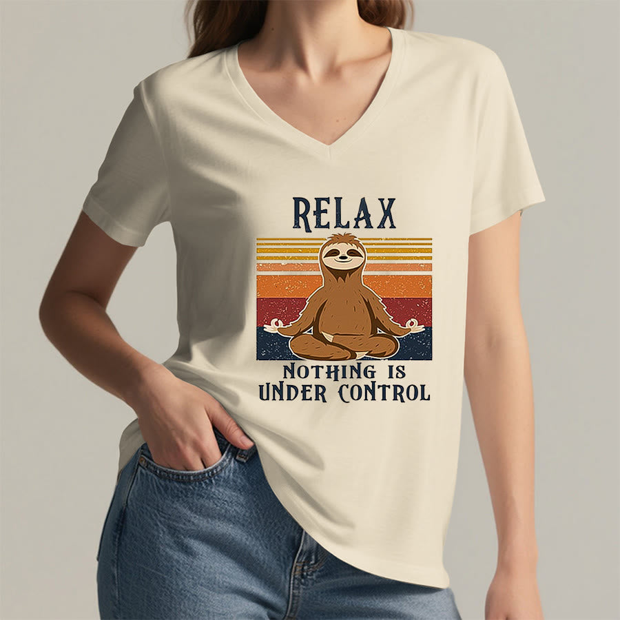 T-shirt à col en V imprimé Olivenorma Paresseux en méditation « Détendez-vous, rien n'est sous contrôle » - image 5