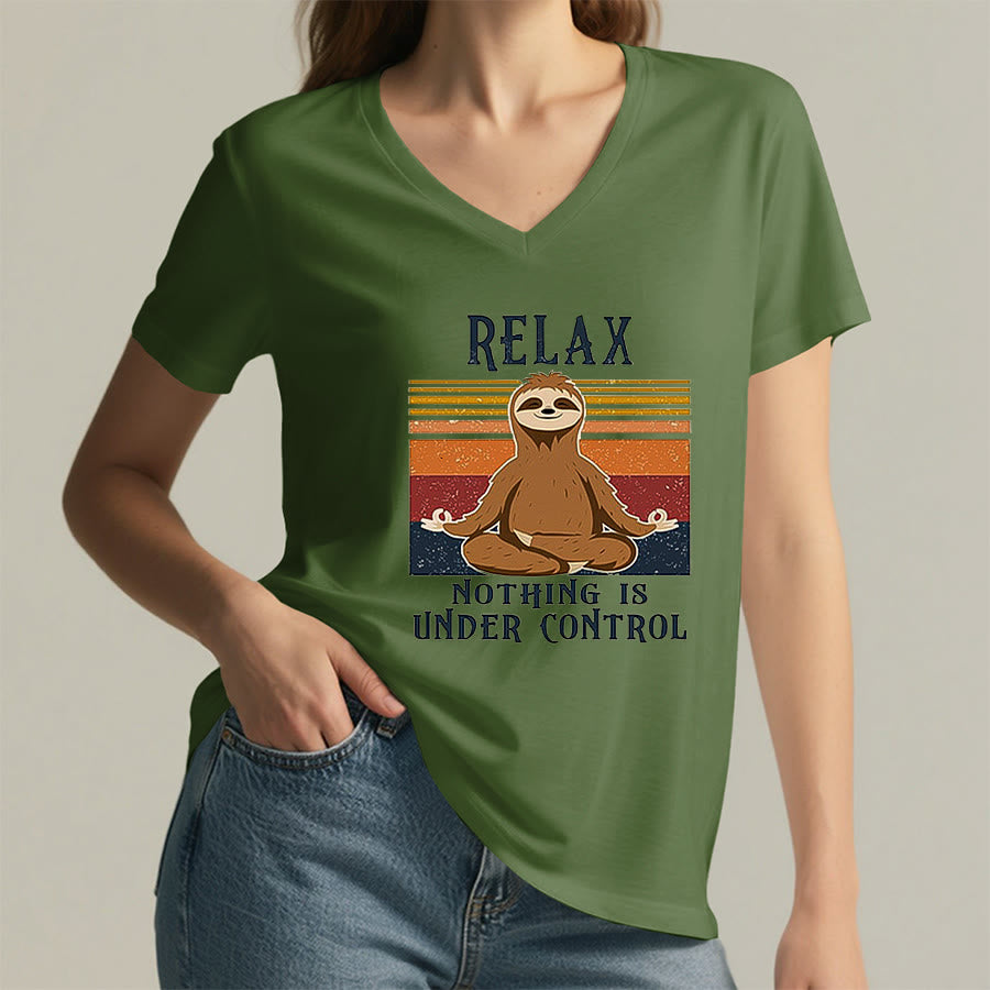 T-shirt à col en V imprimé Olivenorma Paresseux en méditation « Détendez-vous, rien n'est sous contrôle » - image 2