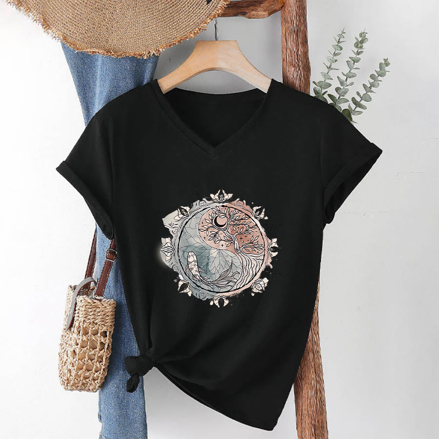 T-shirt à col en V Olivenorma avec motif Yin Yang complexe représentant un arbre et des carpes koï - Noir - 2XL - image 12