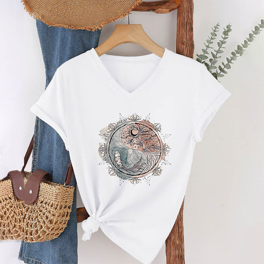 T-shirt à col en V Olivenorma avec motif Yin Yang complexe représentant un arbre et des carpes koï - Blanc - 2XL - image 0