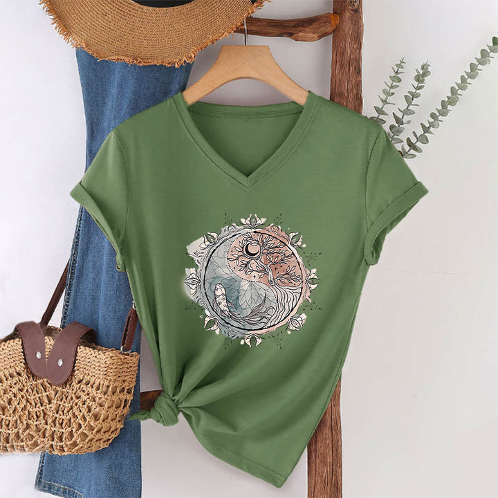 T-shirt à col en V Olivenorma avec motif Yin Yang complexe représentant un arbre et des carpes koï - Vert olive - 2XL - image 24