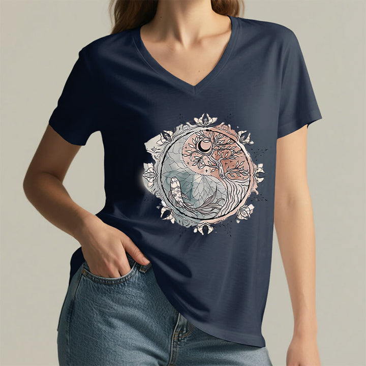 T-shirt à col en V Olivenorma avec motif Yin Yang complexe représentant un arbre et des carpes koï - image 19