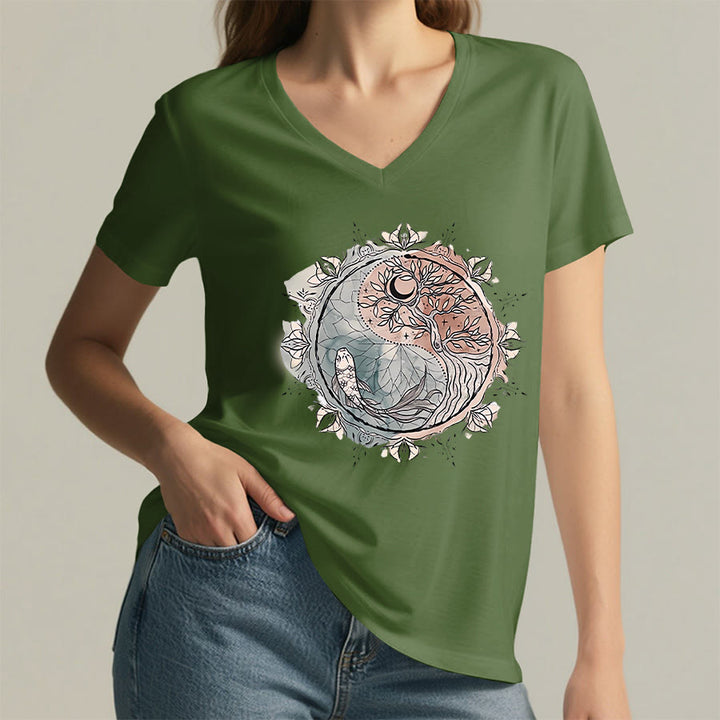 T-shirt à col en V Olivenorma avec motif Yin Yang complexe représentant un arbre et des carpes koï - image 25