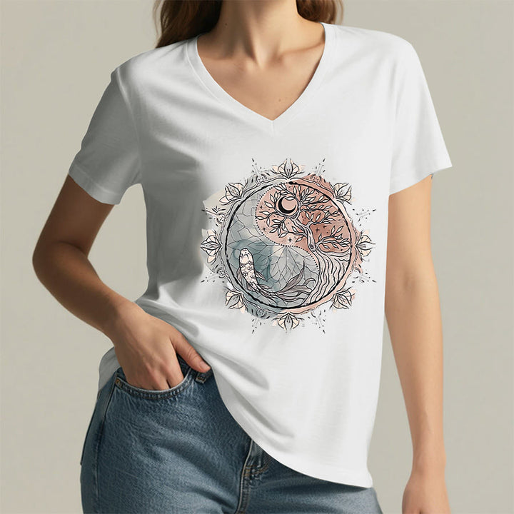 T-shirt à col en V Olivenorma avec motif Yin Yang complexe représentant un arbre et des carpes koï - image 1