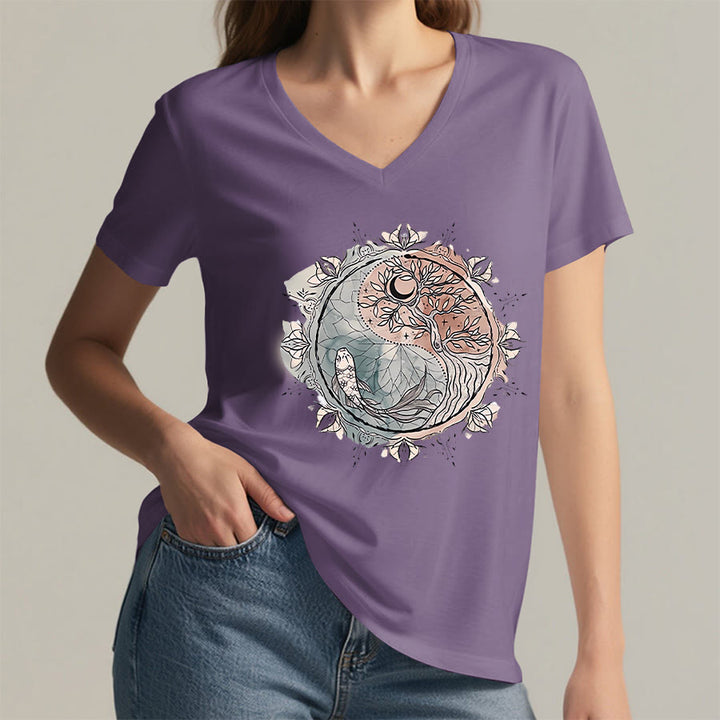 T-shirt à col en V Olivenorma avec motif Yin Yang complexe représentant un arbre et des carpes koï - image 37