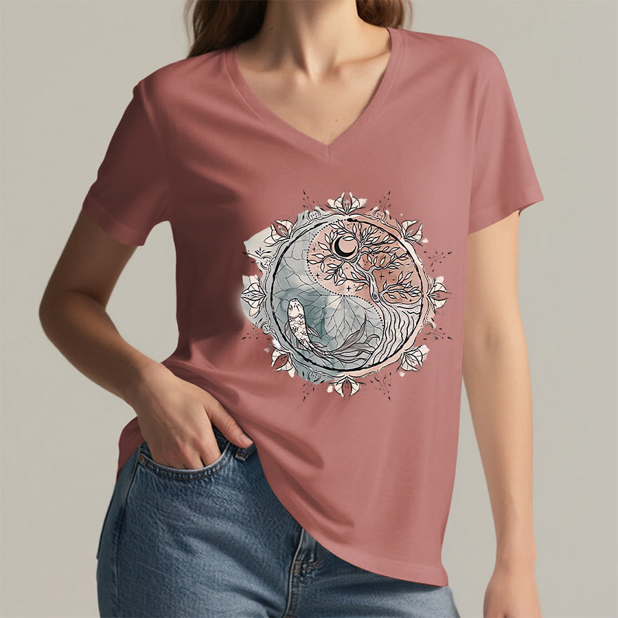 T-shirt à col en V Olivenorma avec motif Yin Yang complexe représentant un arbre et des carpes koï - image 7