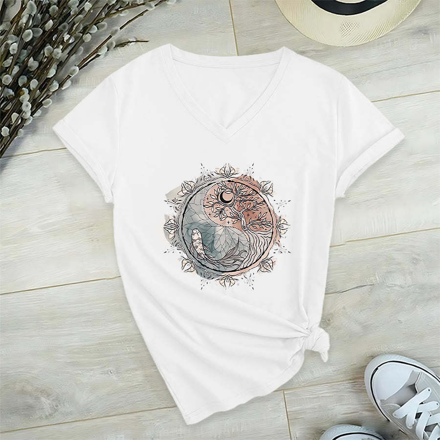 T-shirt à col en V Olivenorma avec motif Yin Yang complexe représentant un arbre et des carpes koï - image 2