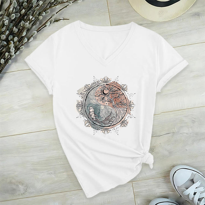 T-shirt à col en V Olivenorma avec motif Yin Yang complexe représentant un arbre et des carpes koï - image 2