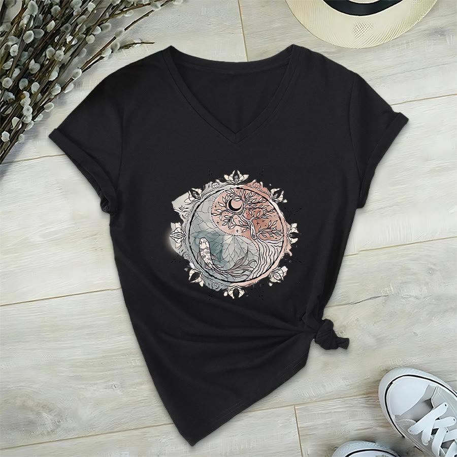 T-shirt à col en V Olivenorma avec motif Yin Yang complexe représentant un arbre et des carpes koï - image 14