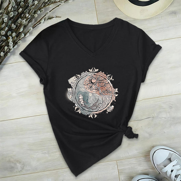 T-shirt à col en V Olivenorma avec motif Yin Yang complexe représentant un arbre et des carpes koï - image 14