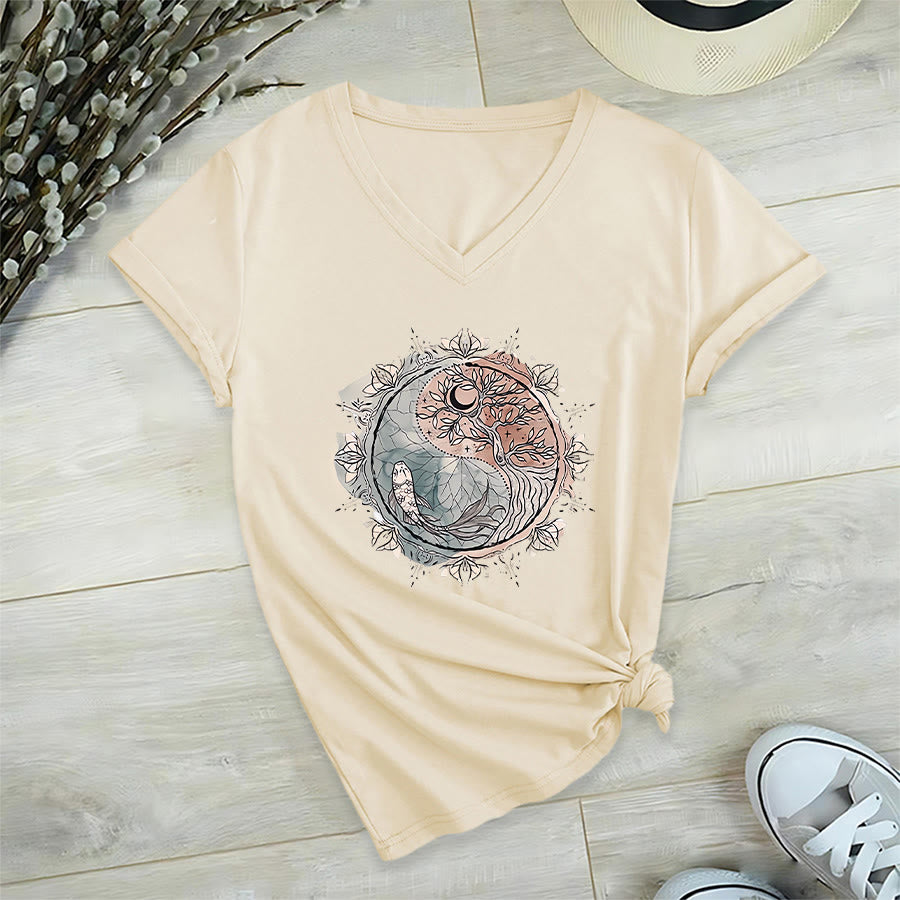 T-shirt à col en V Olivenorma avec motif Yin Yang complexe représentant un arbre et des carpes koï - image 5