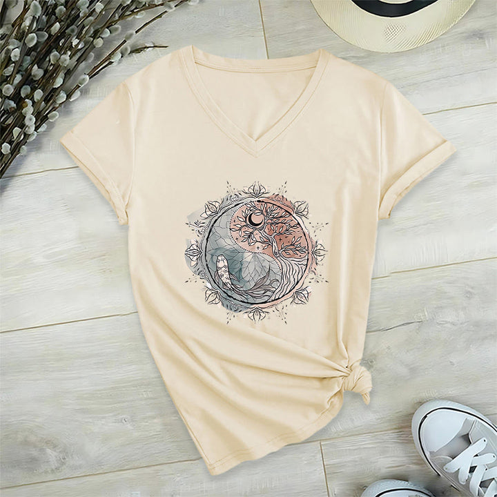 T-shirt à col en V Olivenorma avec motif Yin Yang complexe représentant un arbre et des carpes koï - image 5