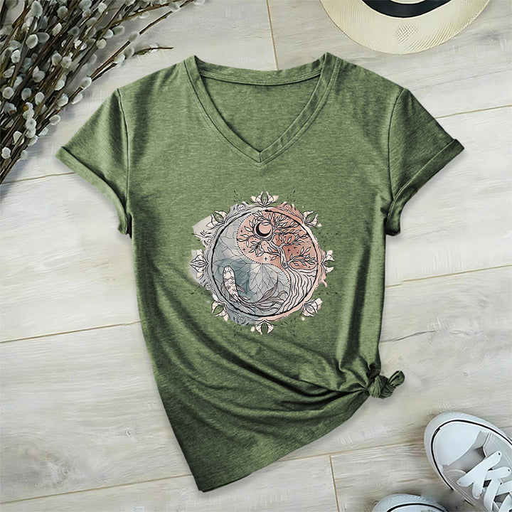 T-shirt à col en V Olivenorma avec motif Yin Yang complexe représentant un arbre et des carpes koï - image 26