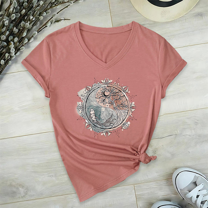 T-shirt à col en V Olivenorma avec motif Yin Yang complexe représentant un arbre et des carpes koï - image 8