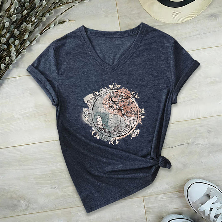 T-shirt à col en V Olivenorma avec motif Yin Yang complexe représentant un arbre et des carpes koï - image 20