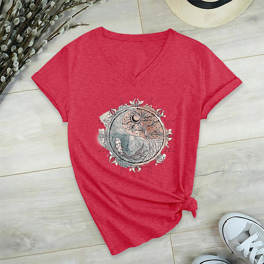 T-shirt à col en V Olivenorma avec motif Yin Yang complexe représentant un arbre et des carpes koï - image 29